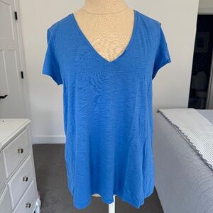 Cornflower Blue Lilly Pulitzer V-Neck T-shirt Size Small